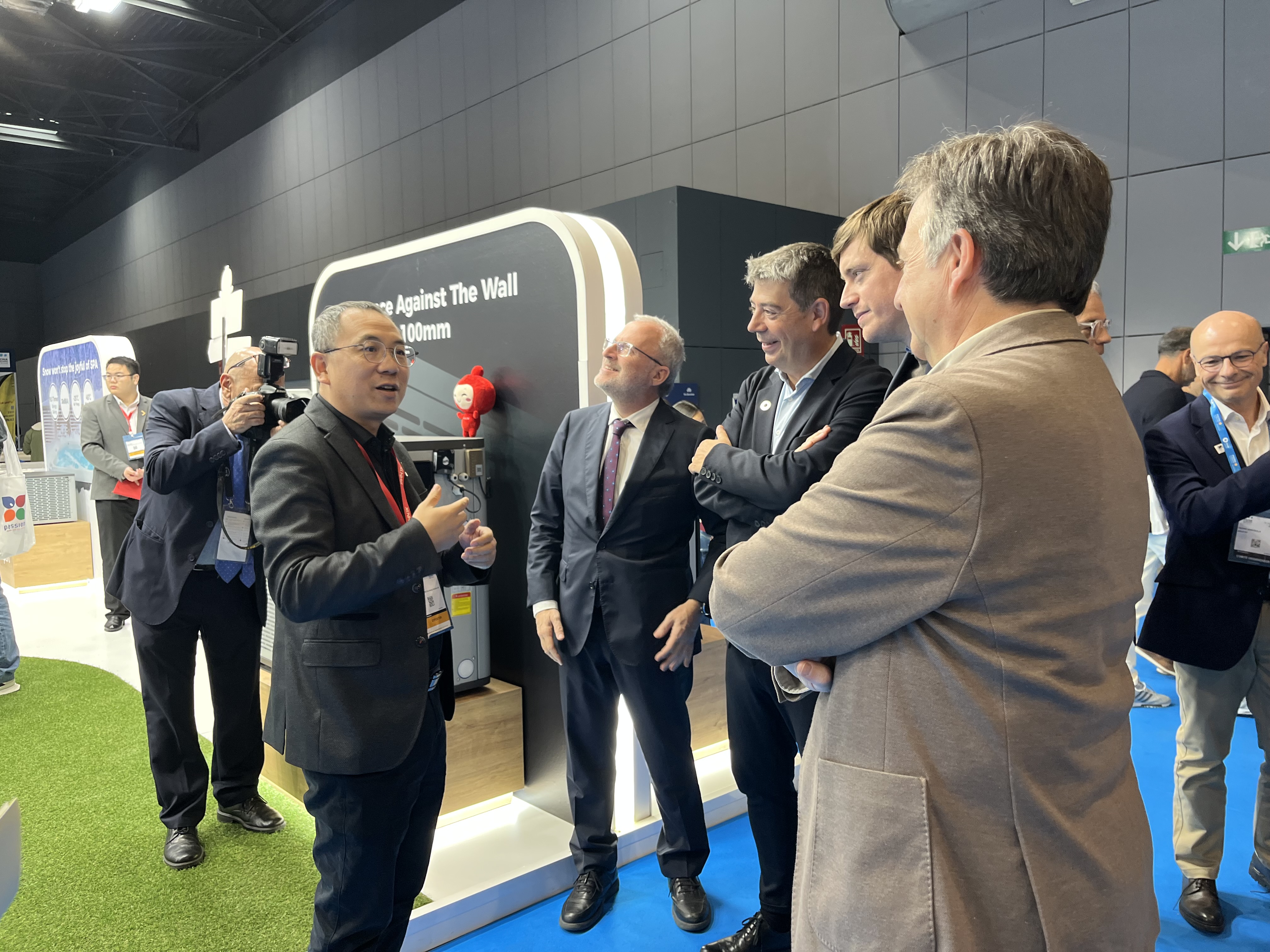 PHNIX Shines Bright: Pool Heat Pump Innovations Take Center Stage in Barcelona